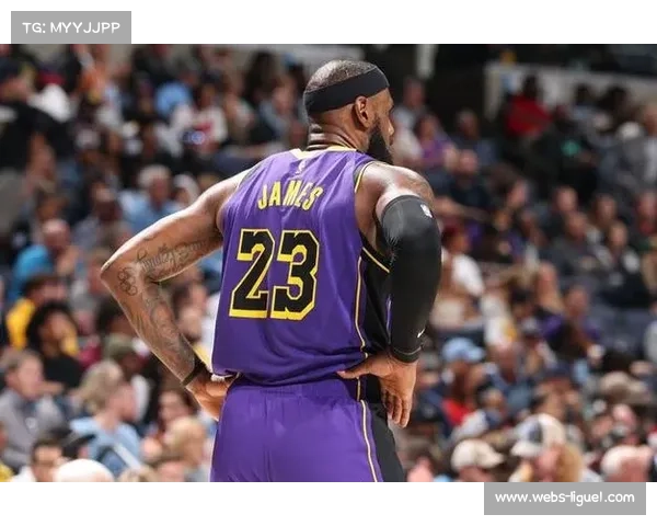 海斯暴跳摊手让板，成全詹姆斯达成三双数据里程碑